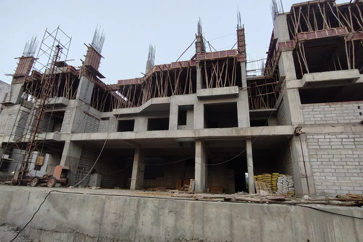 Angled view of Vasantara Skies showing shuttering for the next slab and masonry on the lower floors